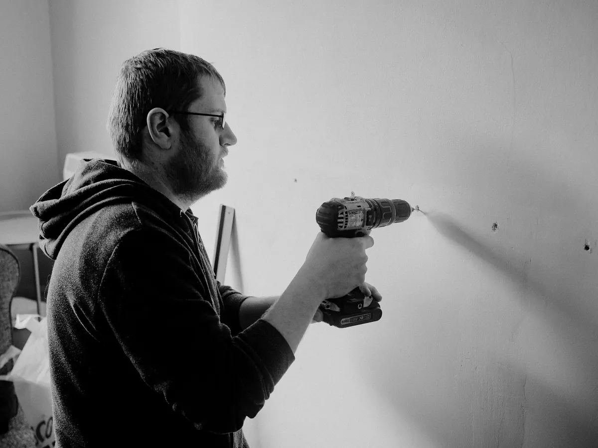 How to Hang a Wall Shelf on a Plasterboard Wall Without Finding a Stud